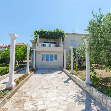 Maja * Τρογκίρ