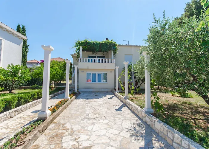 Maja * Τρογκίρ