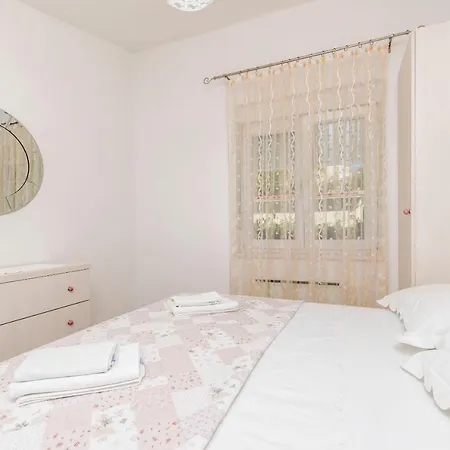 公寓 Maja 特罗吉尔